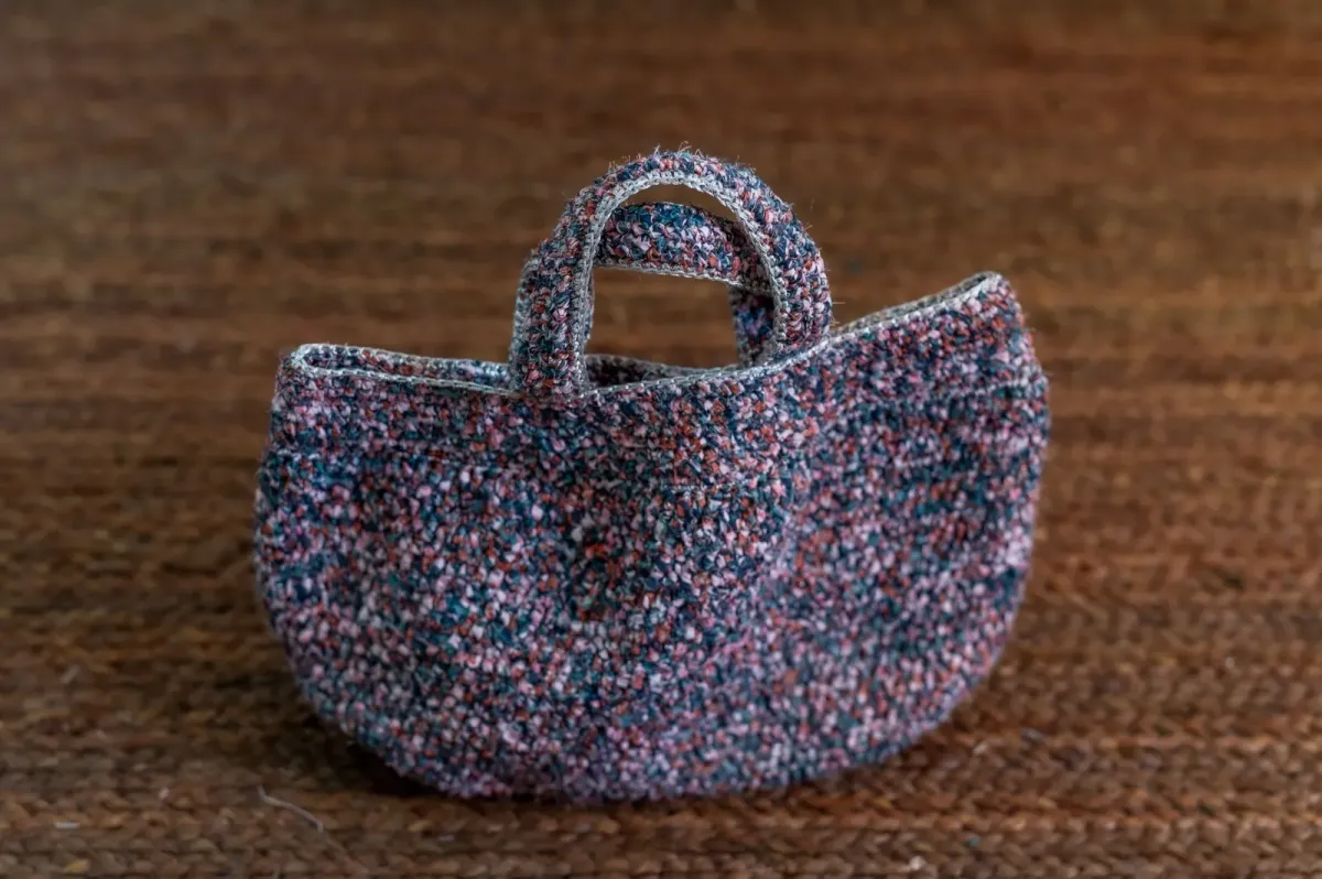Sac à main en tweed bicolore bleu et rose, doublure et finitions artisanales