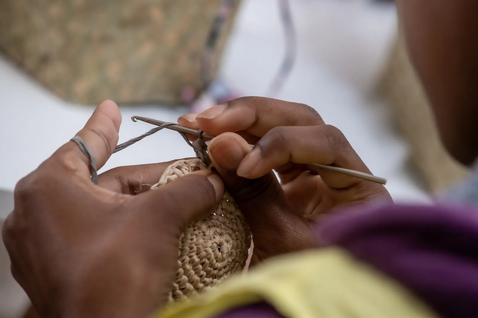 Mains d'artisane au crochet