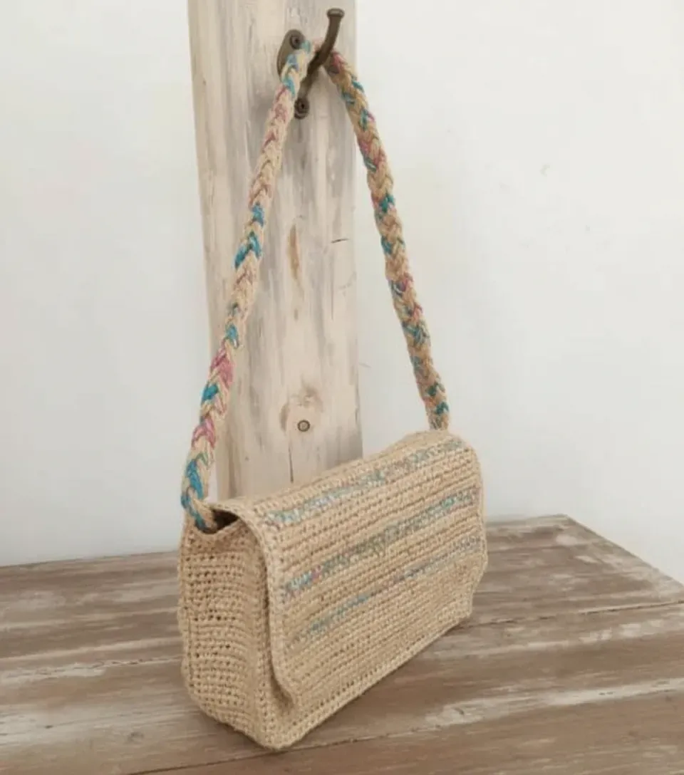 Détail d'une maille crochetée en raphia — qualité de finition SOBIKA