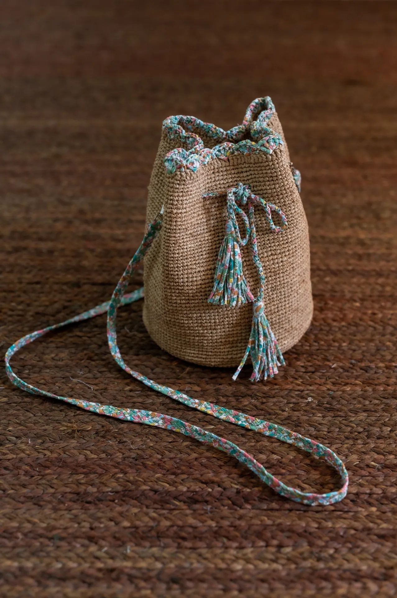 Sac seau en raphia crocheté main